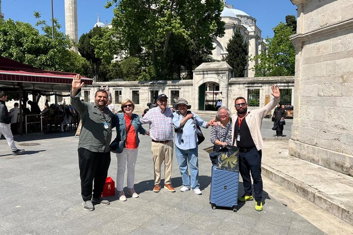 μια ομάδα ανθρώπων που στέκονται μπροστά σε ένα κτίριο