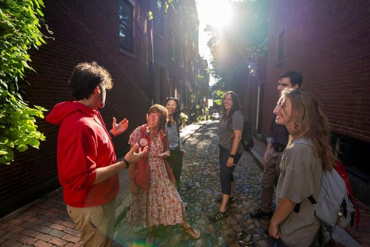 un grupo de personas de pie en un callejón