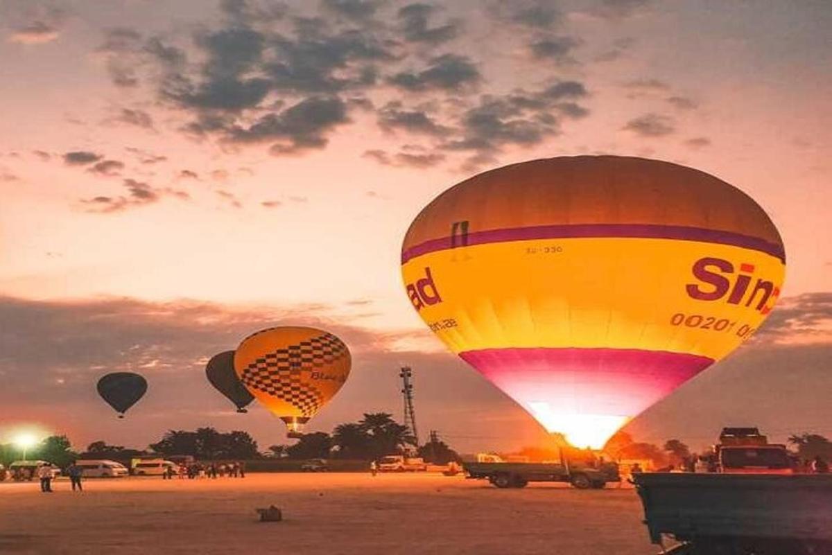một nhóm khinh khí cầu trong hoàng hôn
