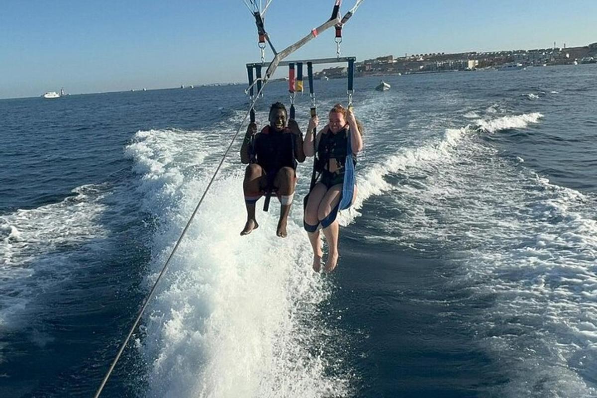 duas pessoas em um barco na água