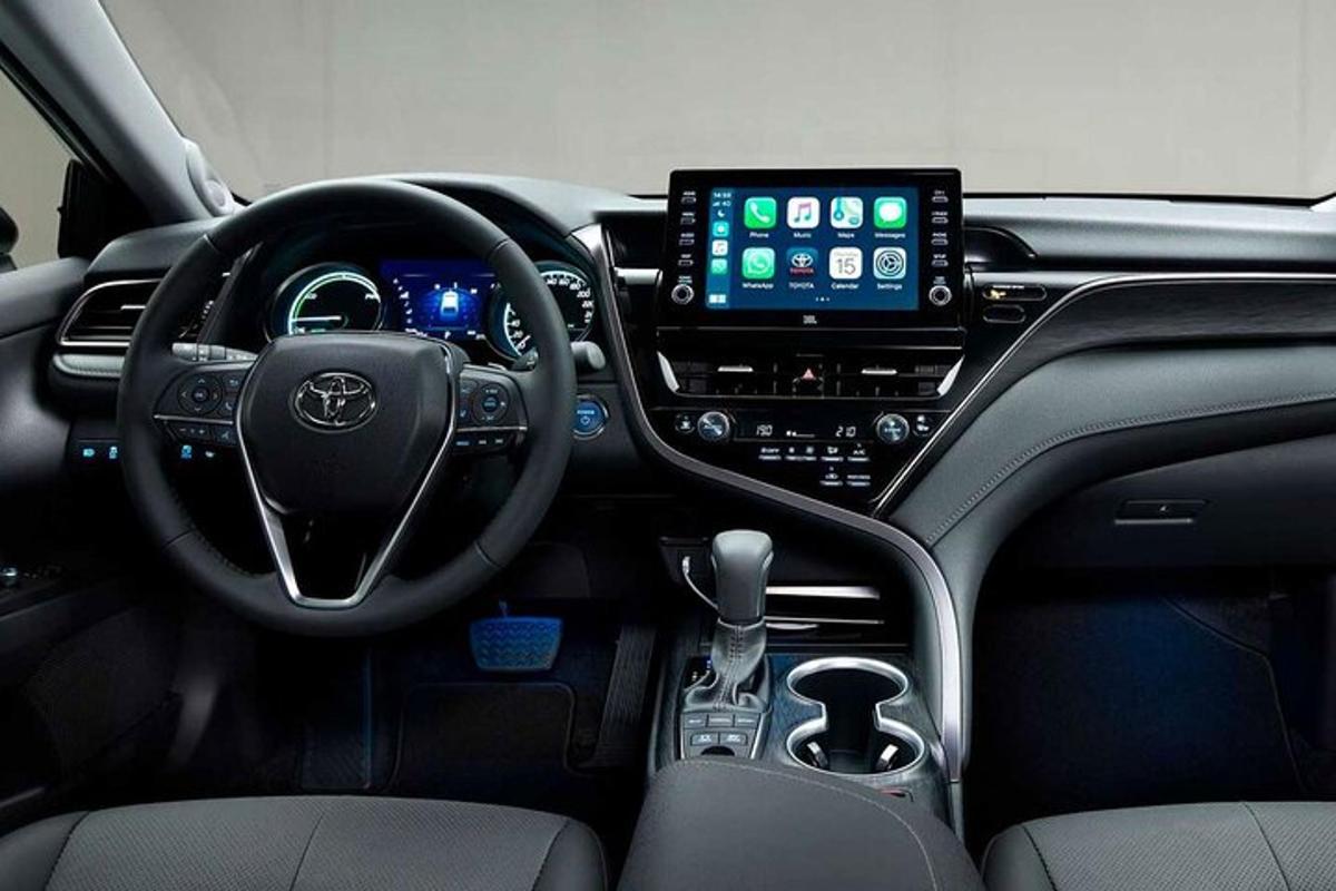 una vista dell'interno di un'auto Lexus con un tablet