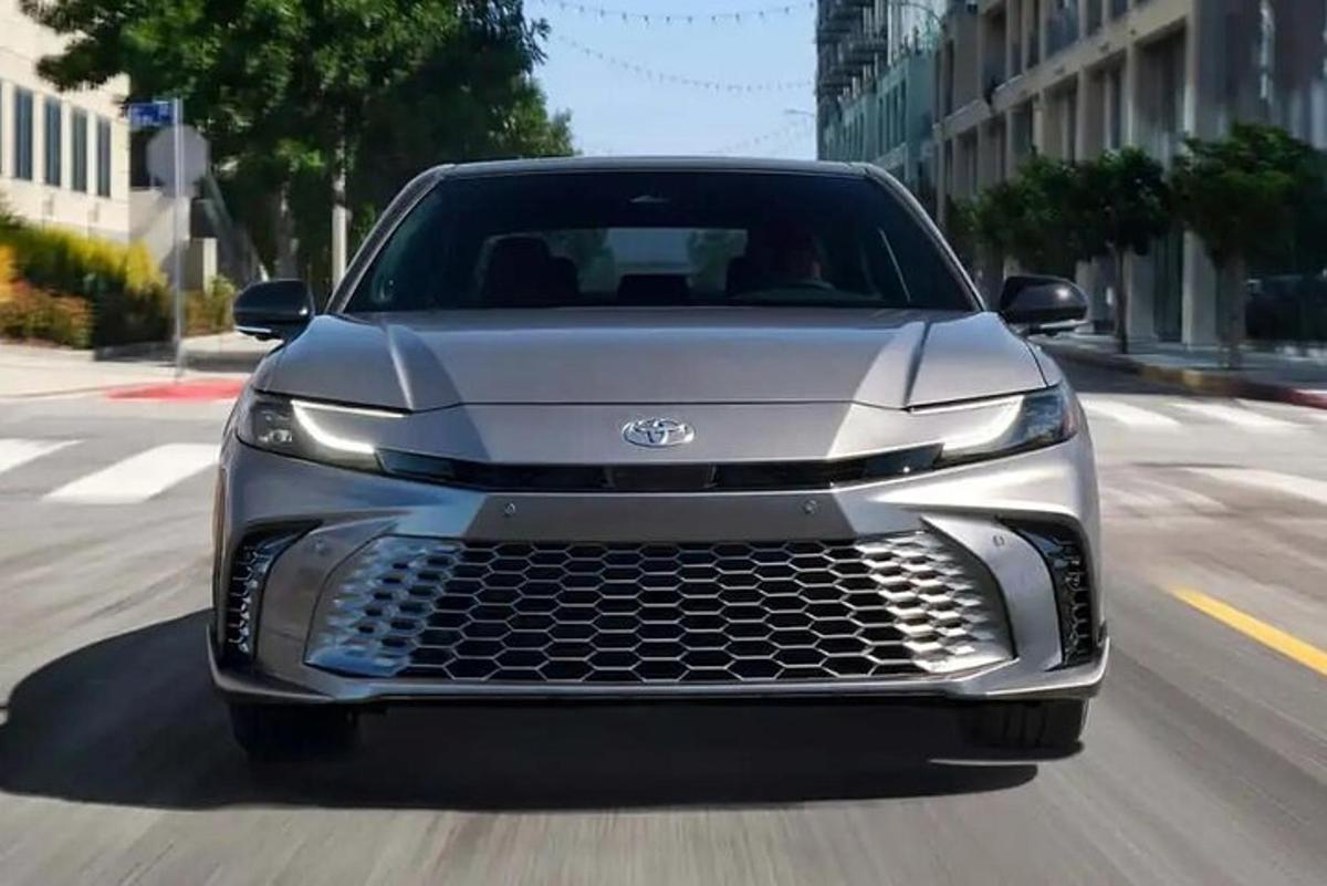 una vista frontale di una Lexus argentata che percorre una strada
