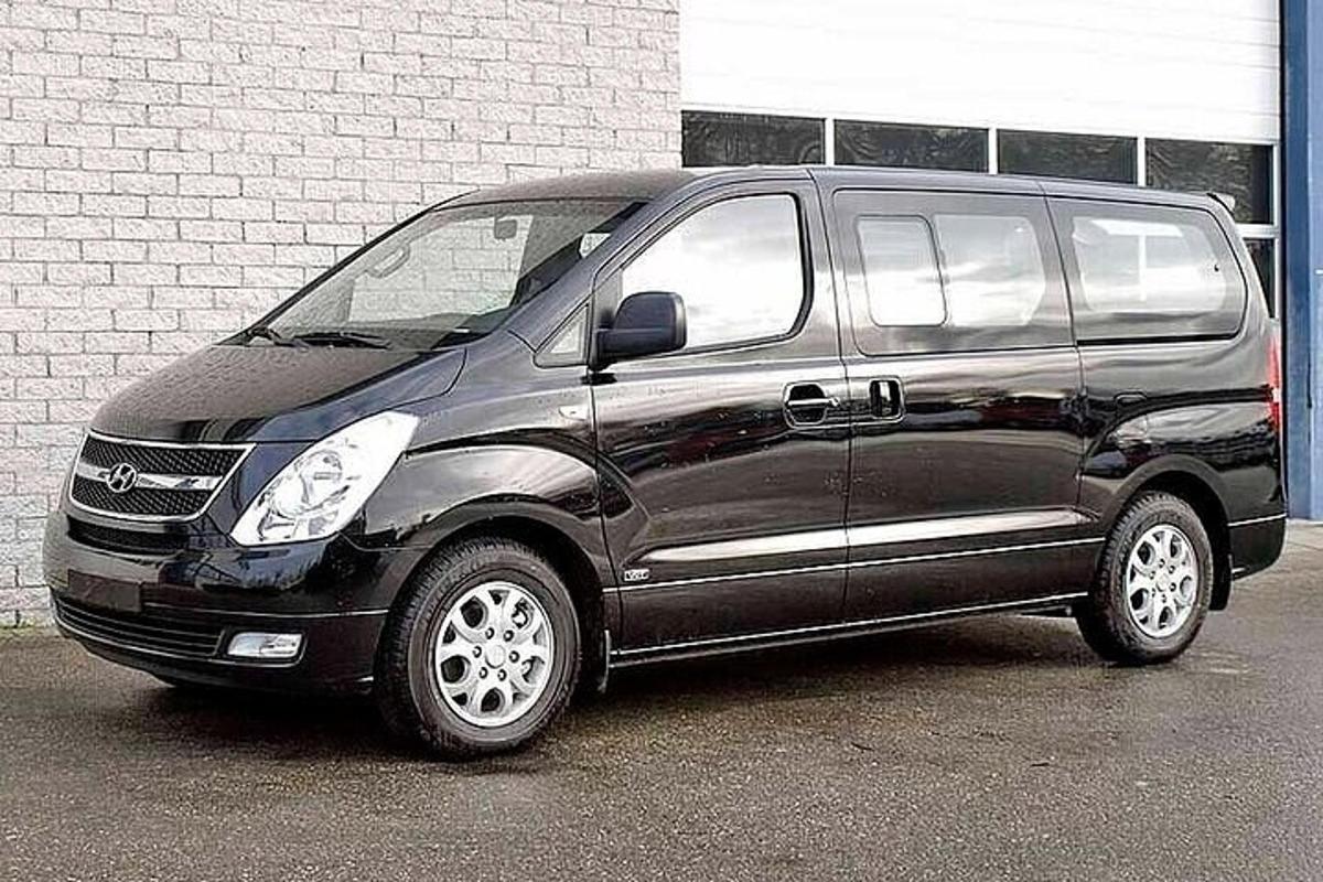 駐車場に駐車された黒いバン