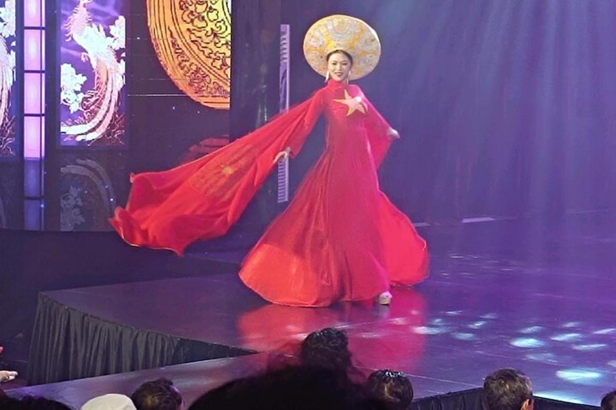 una donna in abito rosso su un palco