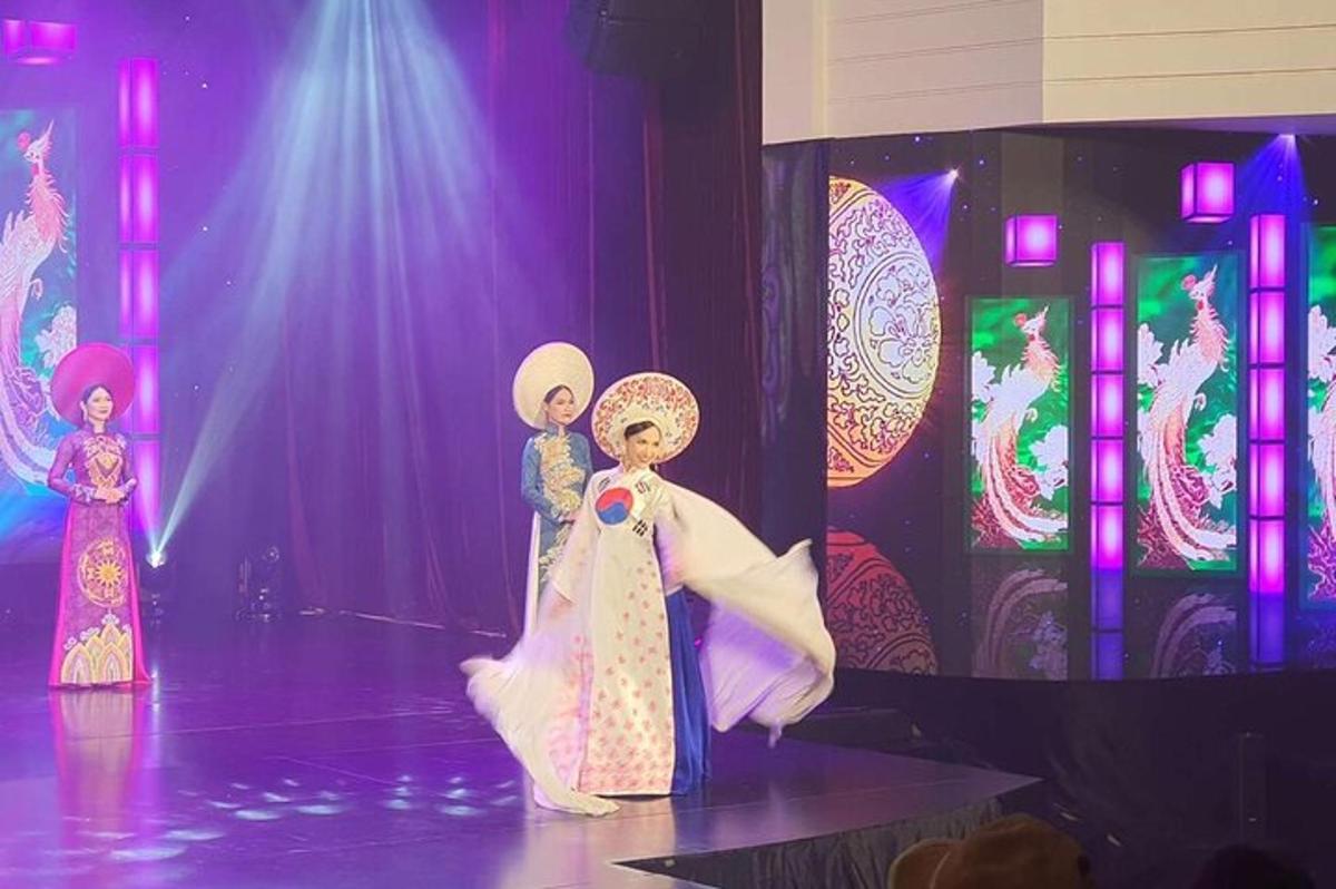 due bambole sono su un palco con luci viola
