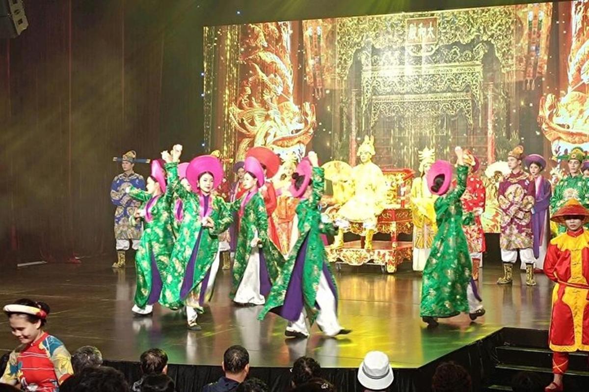 un gruppo di persone sul palco in costume