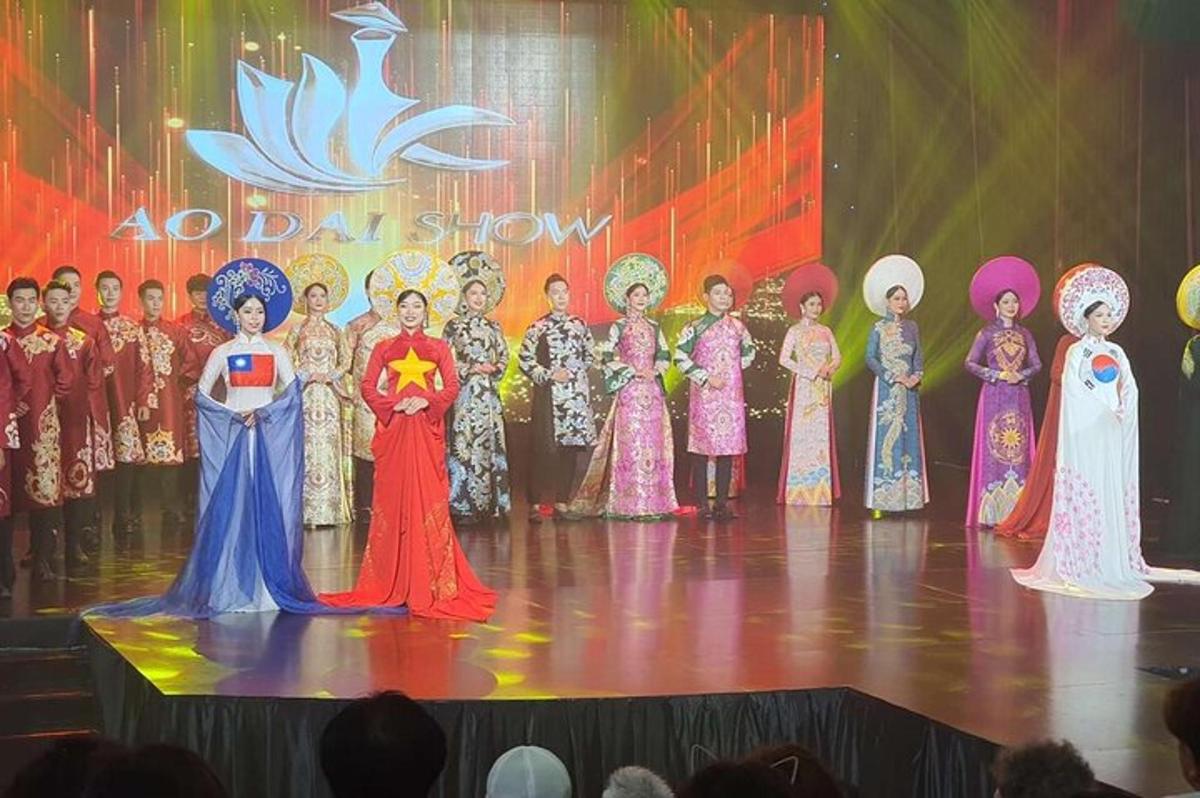 un gruppo di persone sul palco in costume