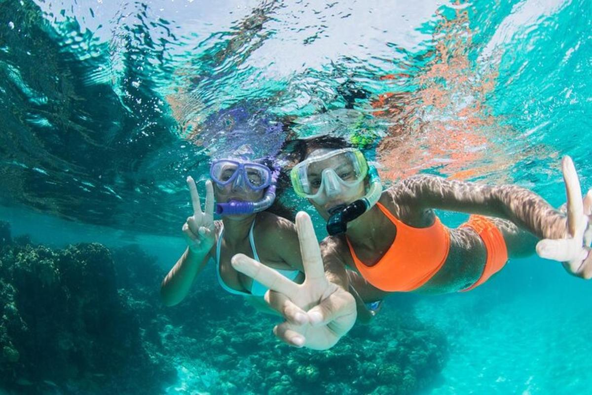 o femeie în costum de baie și ochelari de protecție este în apă