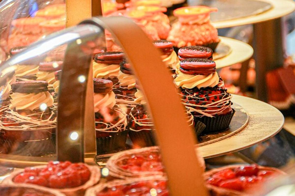 una mostra di cupcake e muffin su uno scaffale