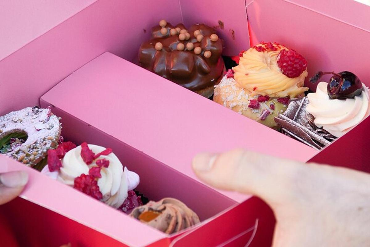 una scatola rosa piena di diversi tipi di dessert