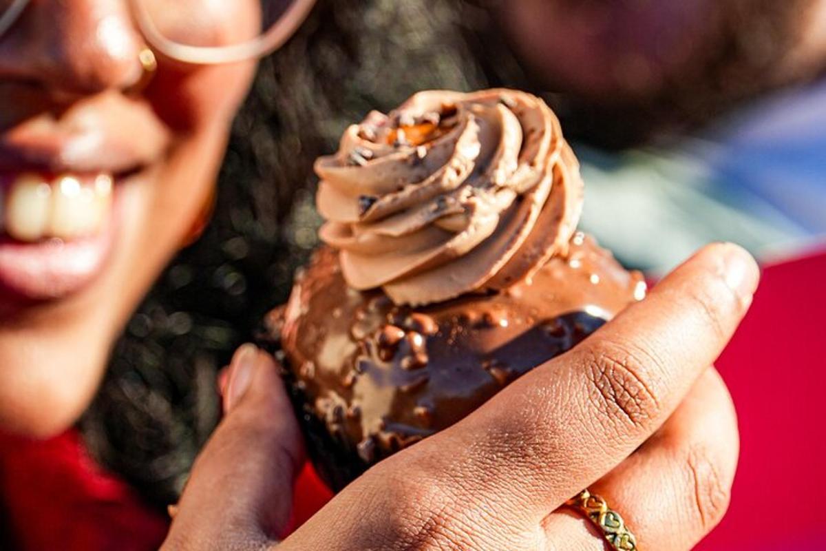 una donna tiene in mano un cono gelato al cioccolato