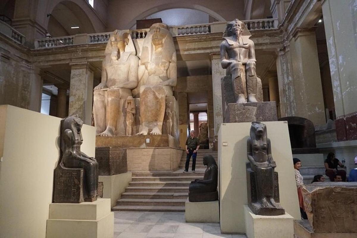 muuseum, mille hoones on väljas kujud