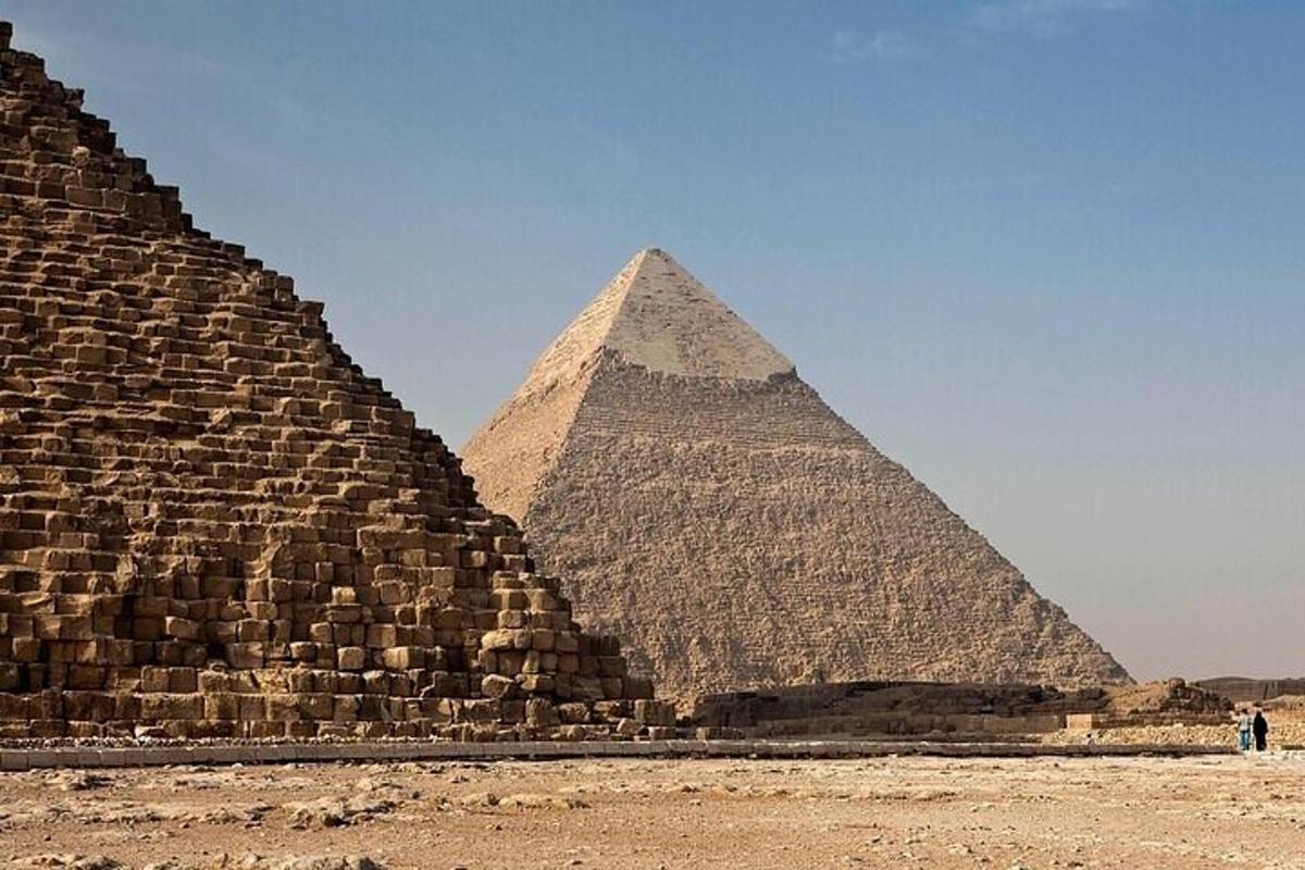 pohled na pyramidu Araohů a sfingu