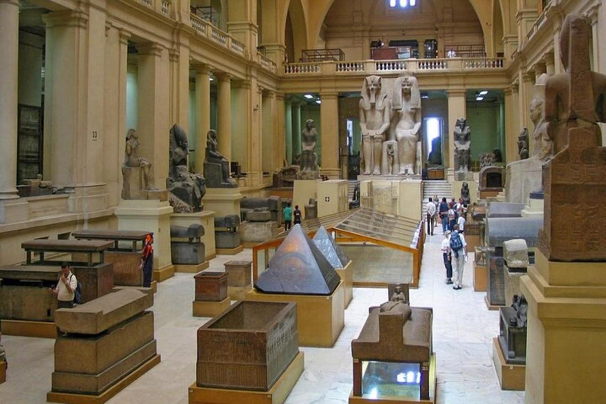 muzeum s mnoha sochami v budově