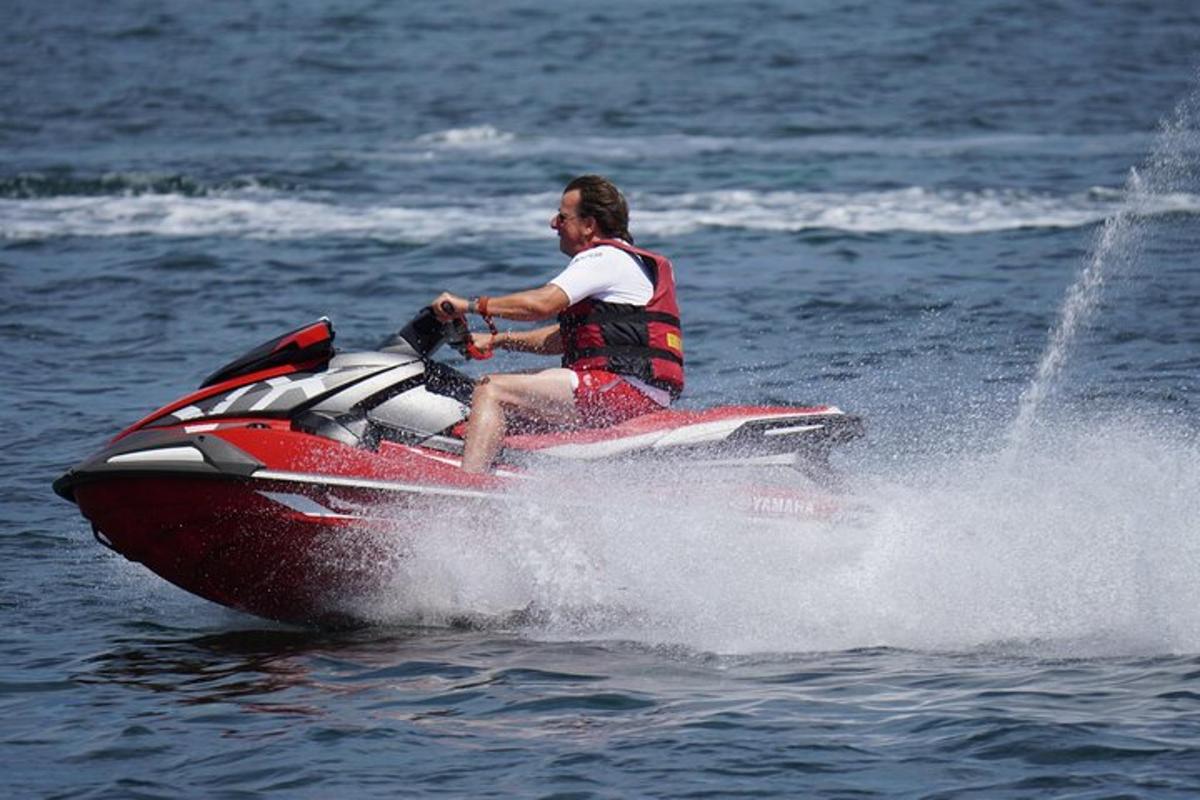 un uomo che guida una moto d'acqua in acqua