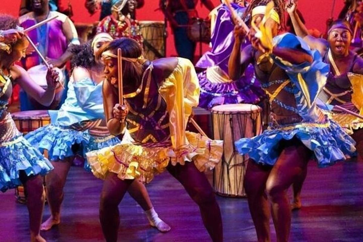 un grupo de mujeres bailando en un escenario