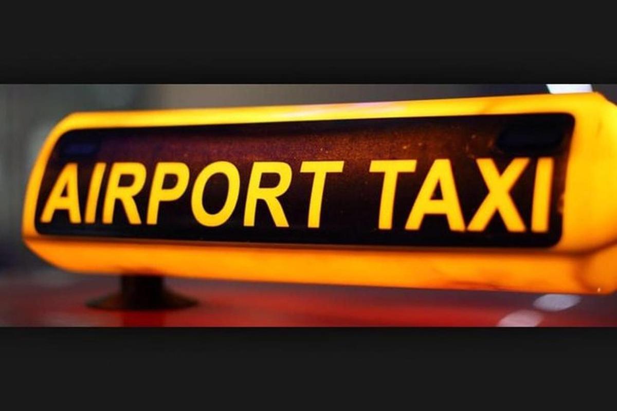 một biển báo màu vàng có chữ taxi sân bay trên đó