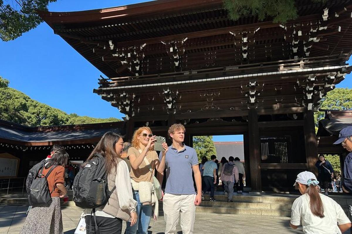 建物の前に立っている人々のグループ