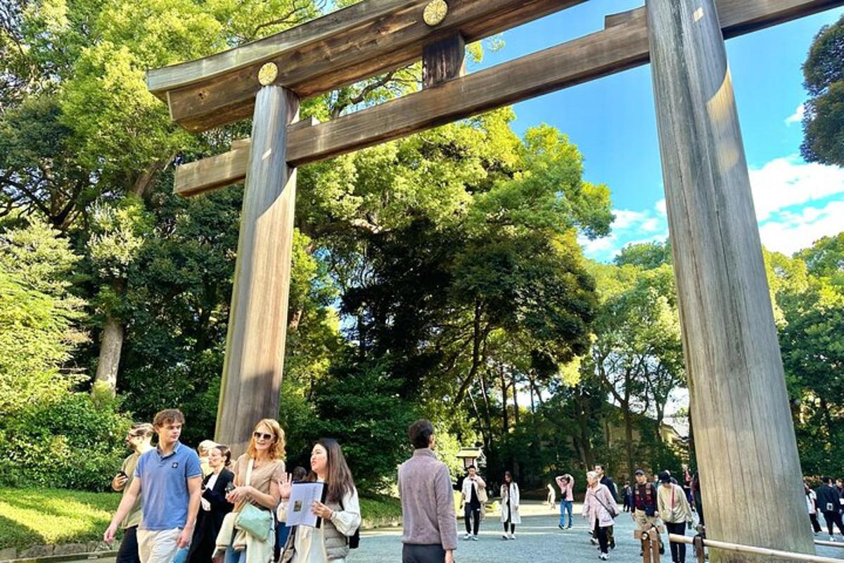 大きな木造建築物の周りを歩く人々のグループ