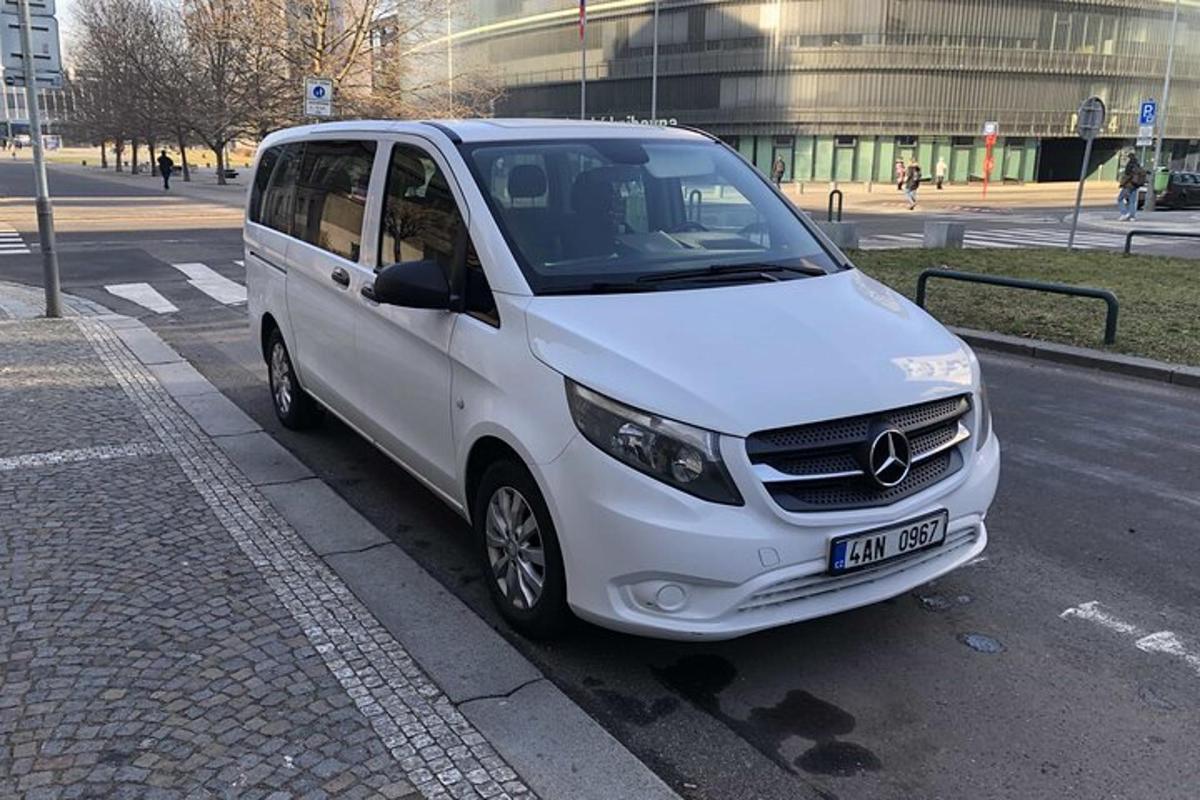 o dubă albă parcată pe marginea străzii