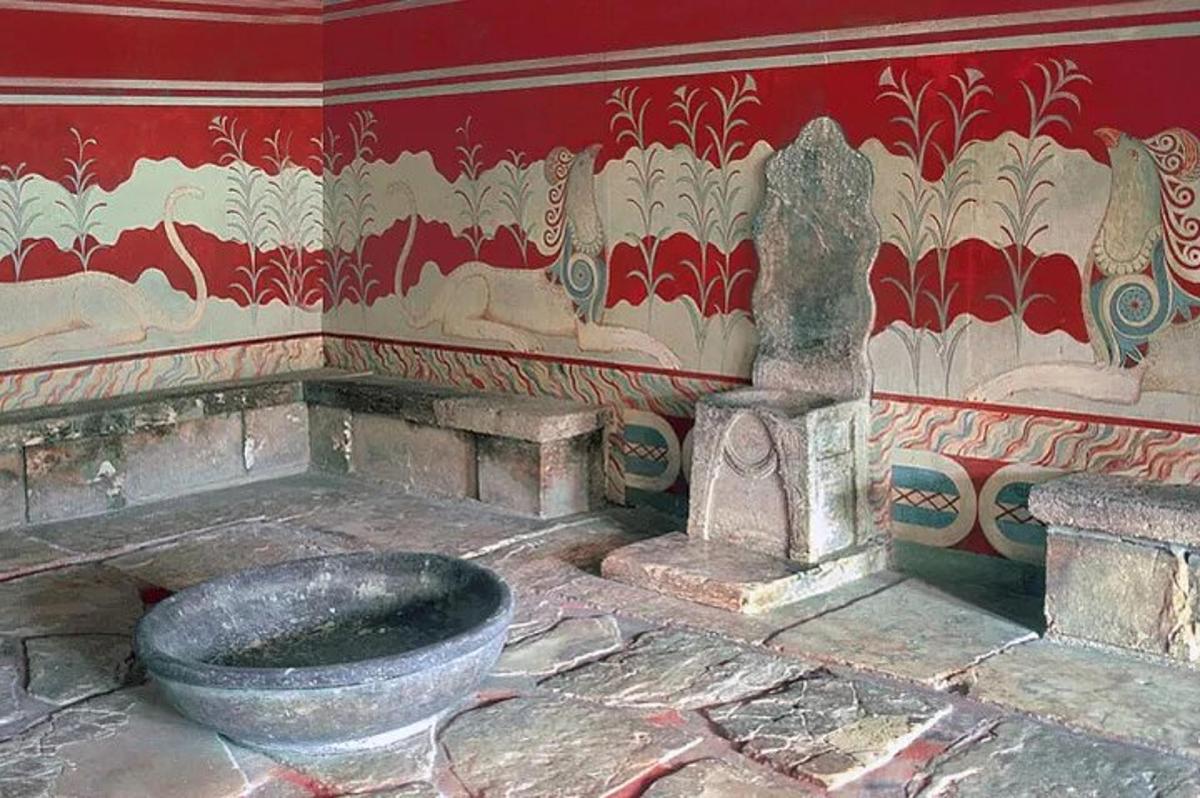 ein Badezimmer mit Toilette und roter Wand