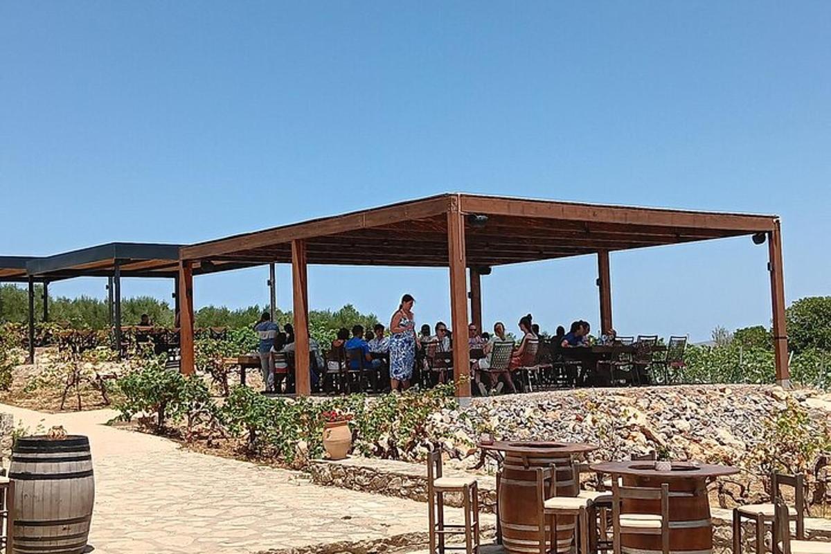 skupina lidí sedících v restauraci pod pavilonem