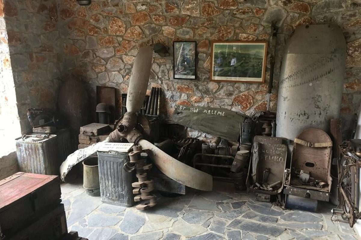 soba s kamnitim zidom s posteljo in topom