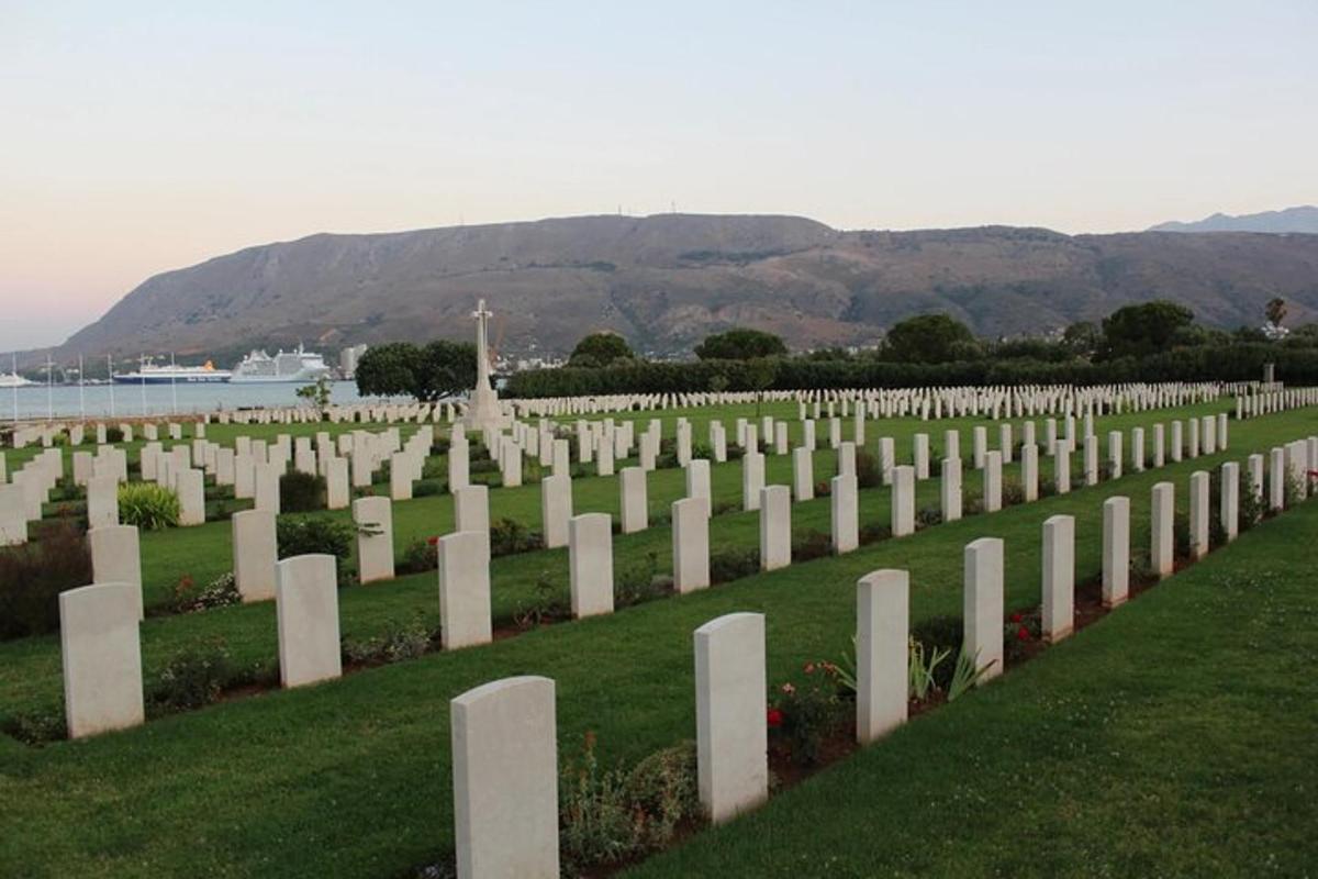 una lunga fila di lapidi bianche in un cimitero