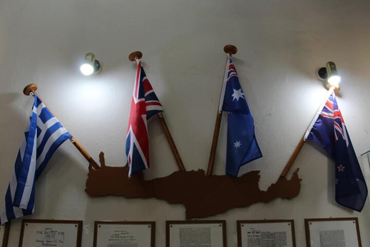 tre bandiere britanniche e americane appese a un muro