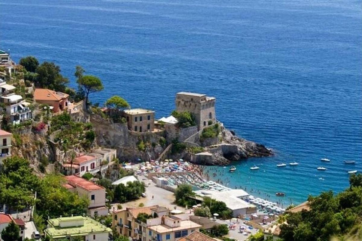 μια θέα μιας παραλίας με βάρκες στο νερό