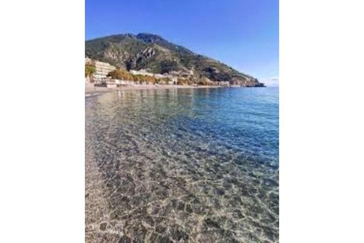 en øy i vannet ved siden av en strand
