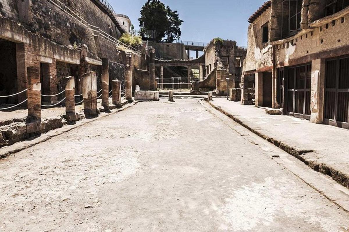 Una calle vacía en las ruinas de un edificio.