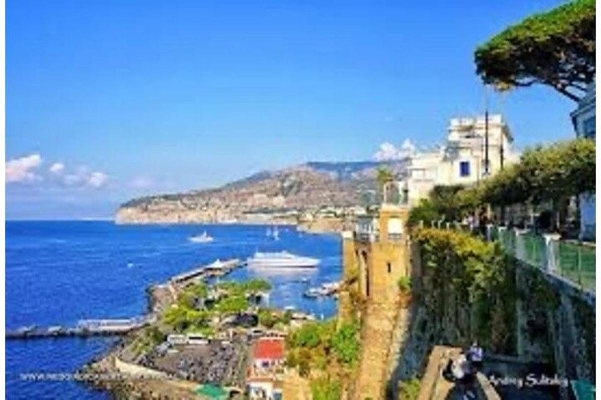μια θέα στον ωκεανό από έναν λόφο με μια πόλη