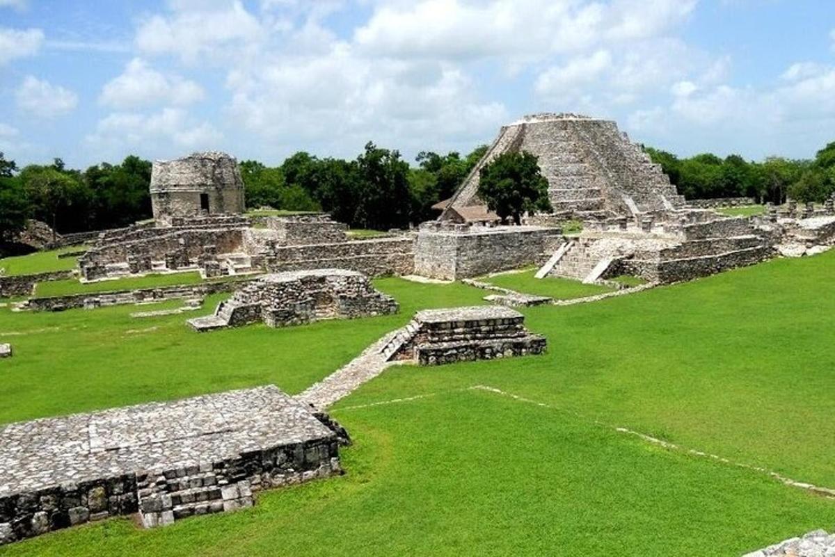 una vista aérea de las ruinas de la pirámide maya