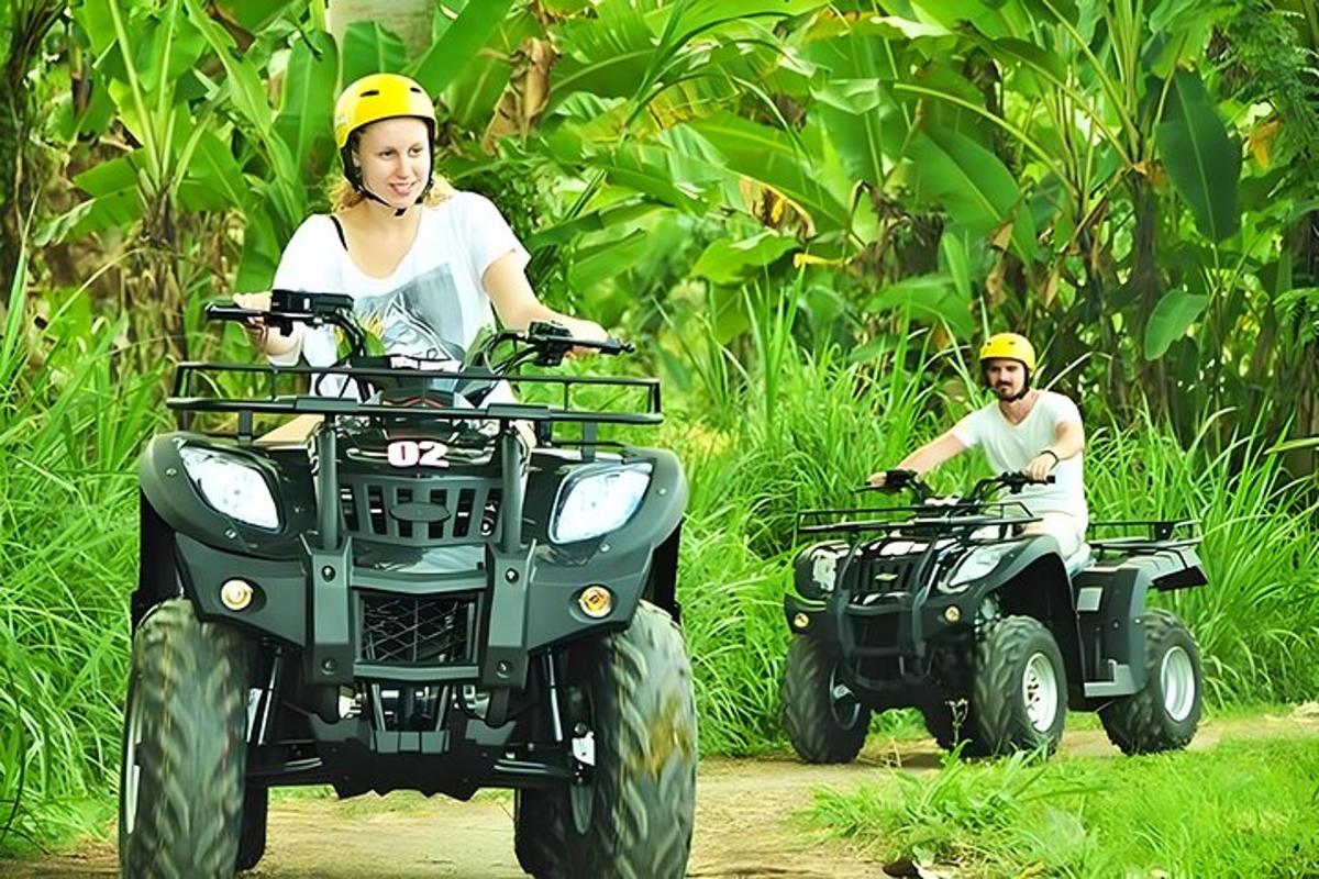 Un hombre y una mujer viajando en vehículos todo terreno