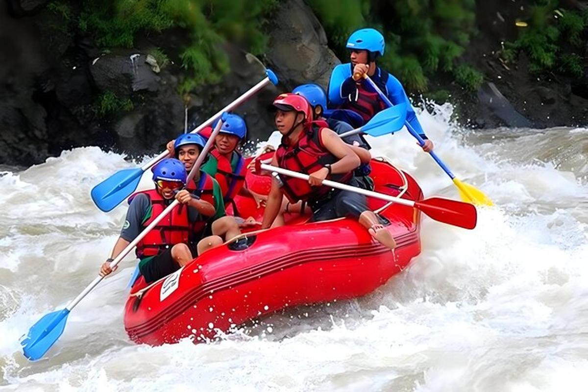 un grupo de personas en una balsa en el agua