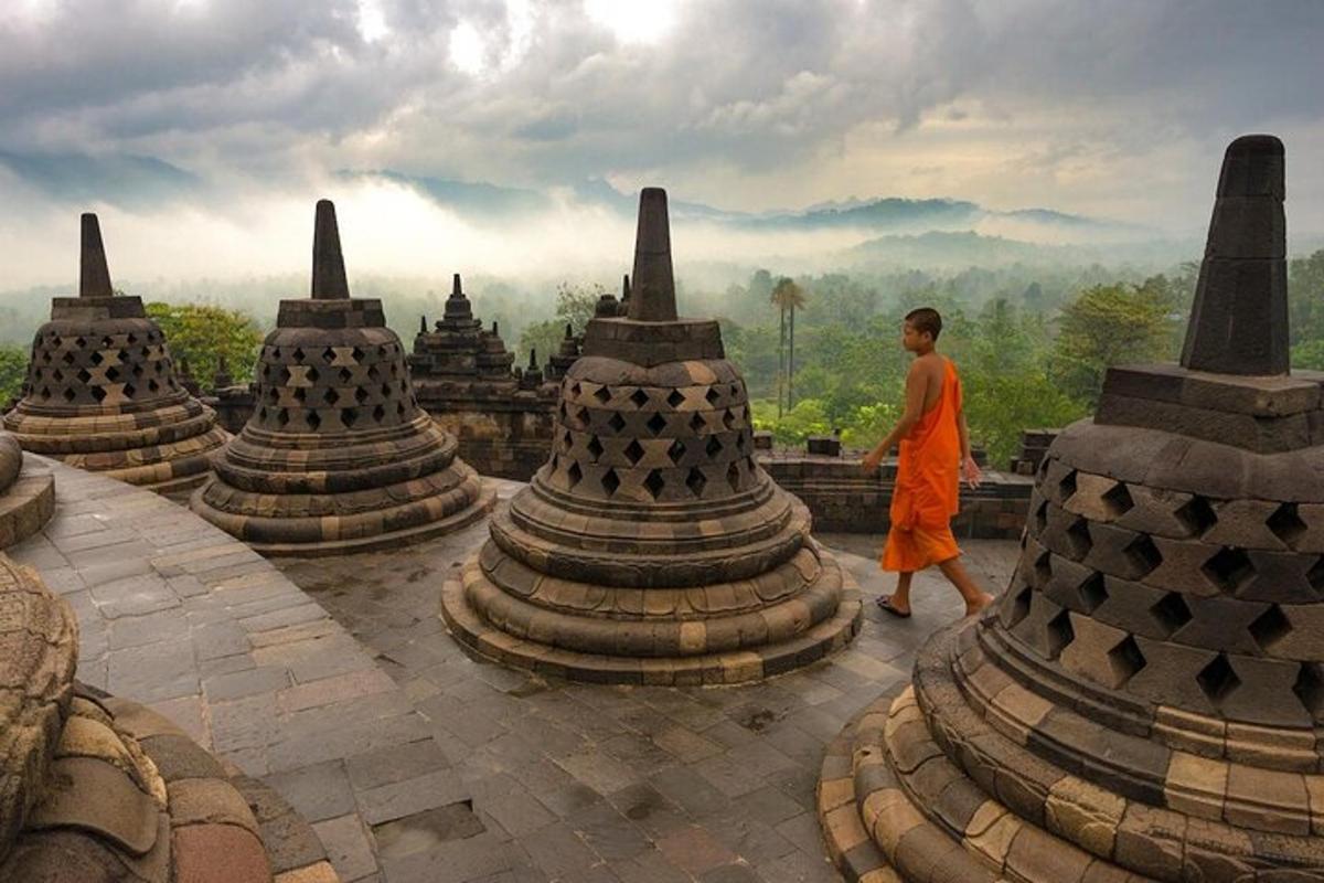 một người đàn ông đang đi bộ trước một ngôi đền