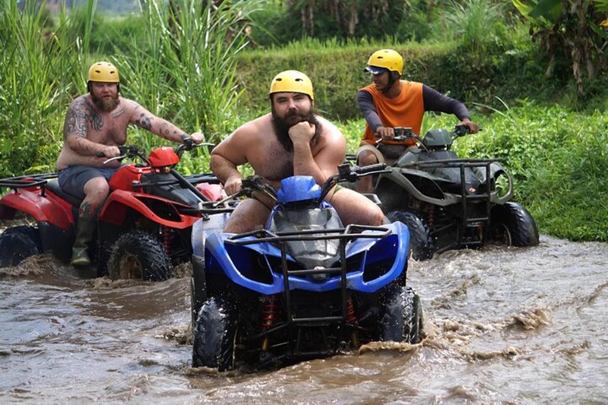 tre uomini stanno guidando dei quad in acqua