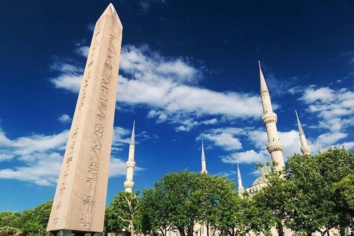 un monument alt davant d'un edifici amb mesquites