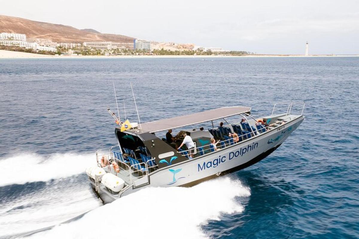 un grupo de personas en un barco en el agua