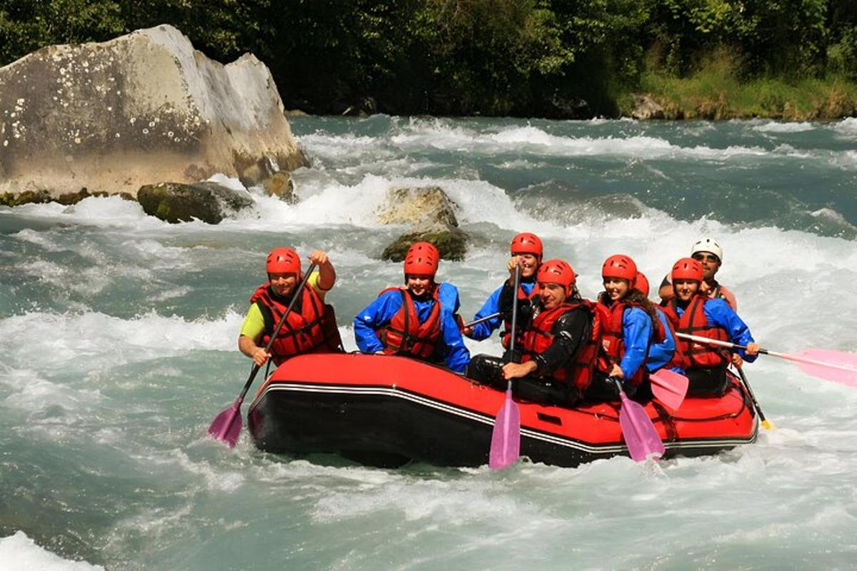un gruppo di persone su una zattera su un fiume