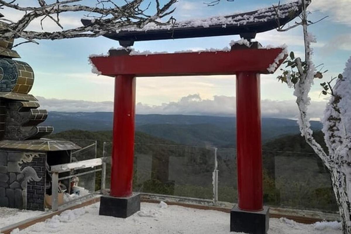 una torpore rossa in cima a una montagna