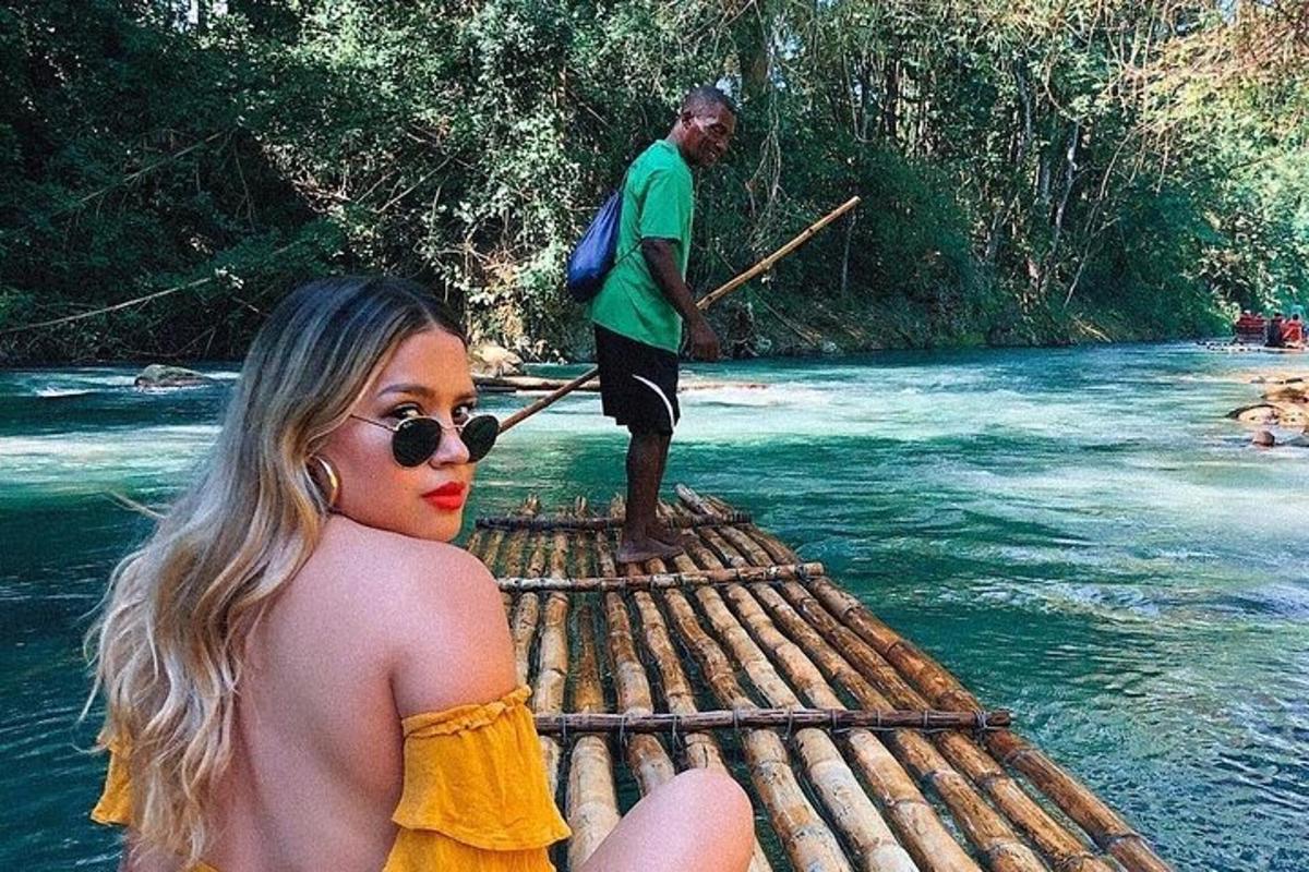 žena se slunečními brýlemi sedící na voru v řece