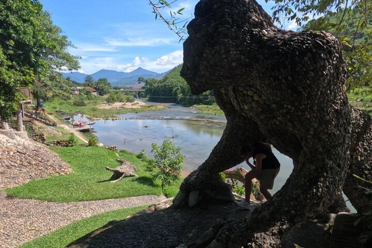 una statua di un orso in piedi accanto a un fiume