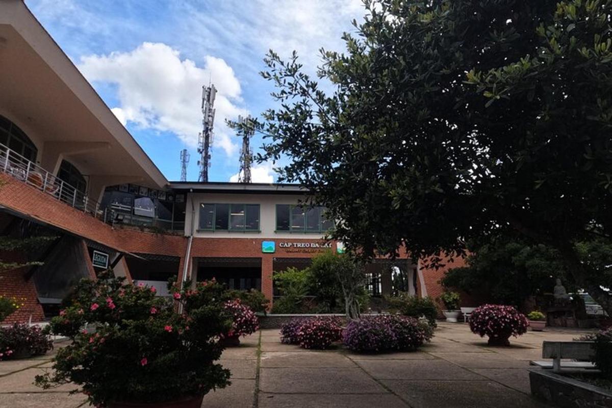 un edificio con fiori di fronte a un edificio