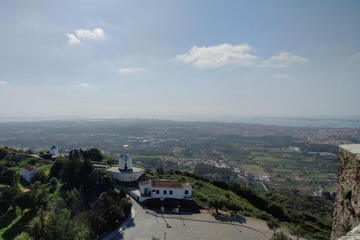 vista d'un edifici al cim d'un turó
