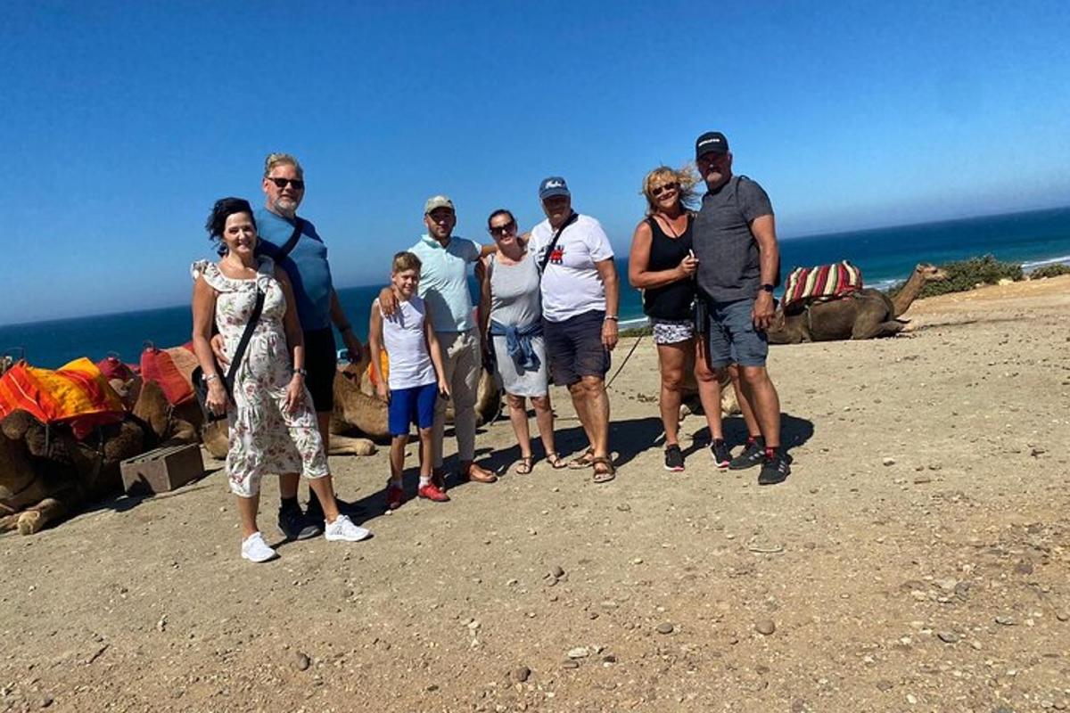 un grup de oameni care stau pe plajă