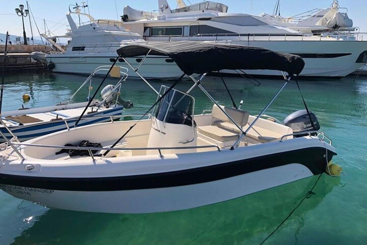 Un barco está atracado en el agua con otros barcos.