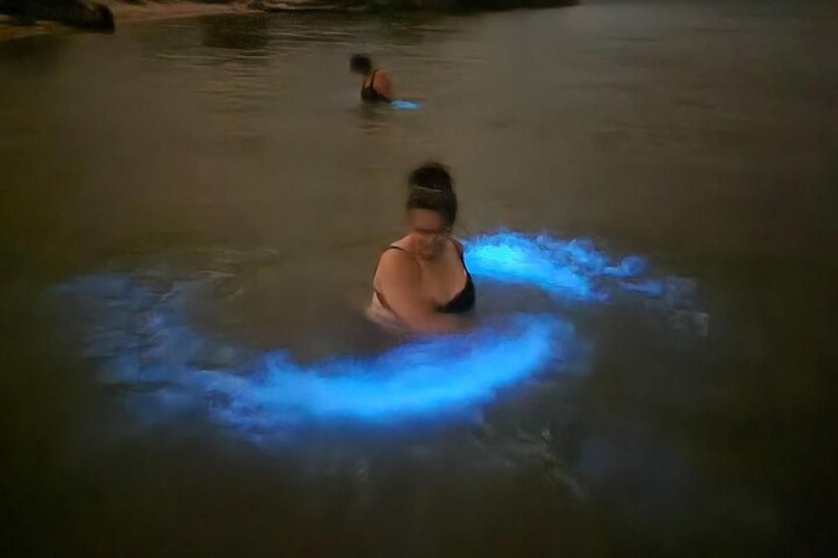 Una mujer en una bañera con una luz azul.