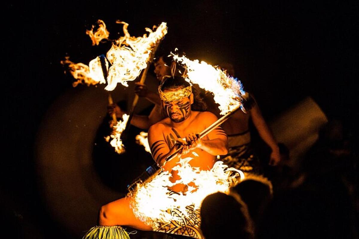 un uomo in costume da fuoco che tiene un ombrello